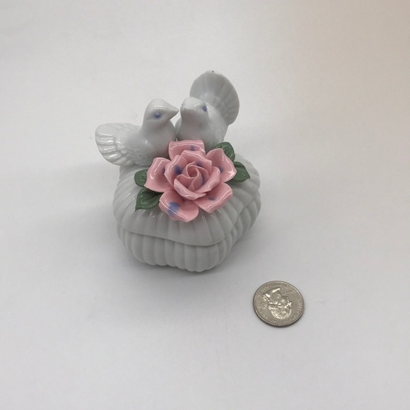 Beautiful Turtle Doves with Rose wedding ring box - Picture 7 of 8